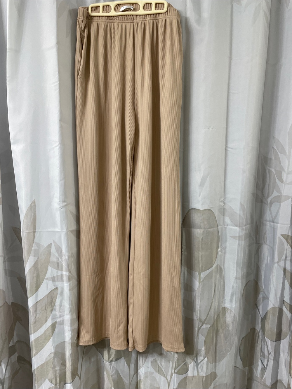 Relaxed Wide-Leg Elastic Waist Pants in Tan